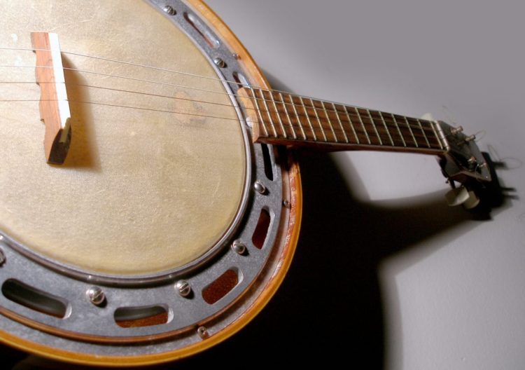 A Beginners Guide For Tuning and Holding The Banjo McNeela Instruments