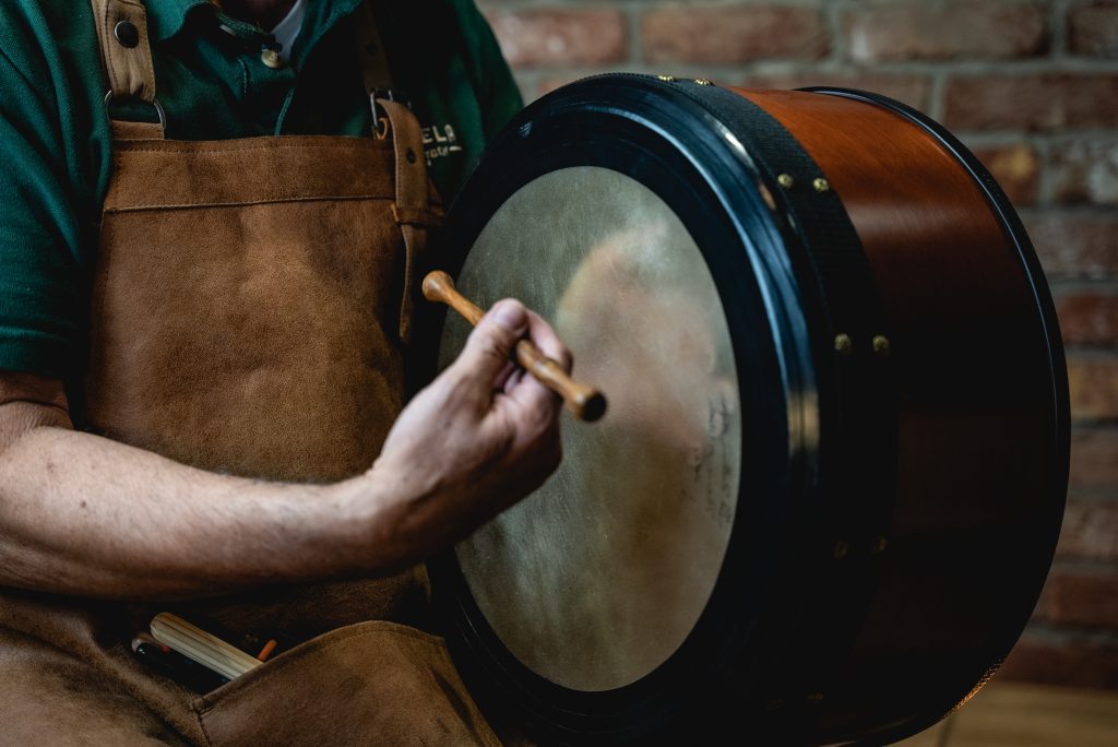 Bodhrán playing etiquette at a traditional Irish music session