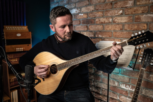 Mandolin vs Bouzouki: Which Is Right for Irish Music? 2 Irish Session